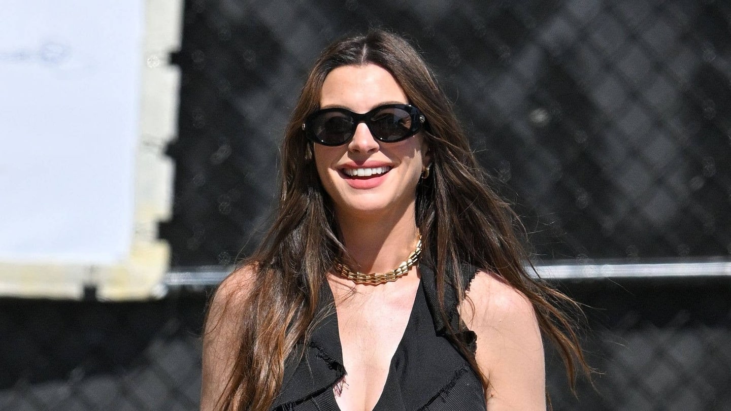 Anne Hathaway turns heads in bump-revealing outfit after fake pregnancy rumors