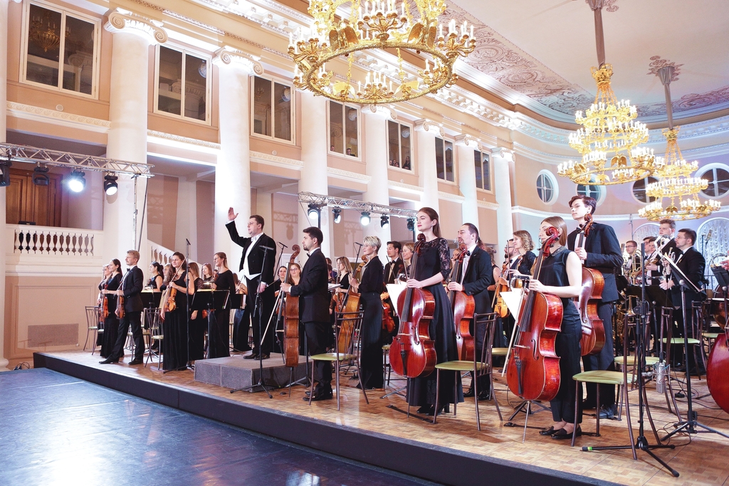 The Tavrichesky Orchestra with conductor Mikhail Golikov on stage at the Taurida Palace