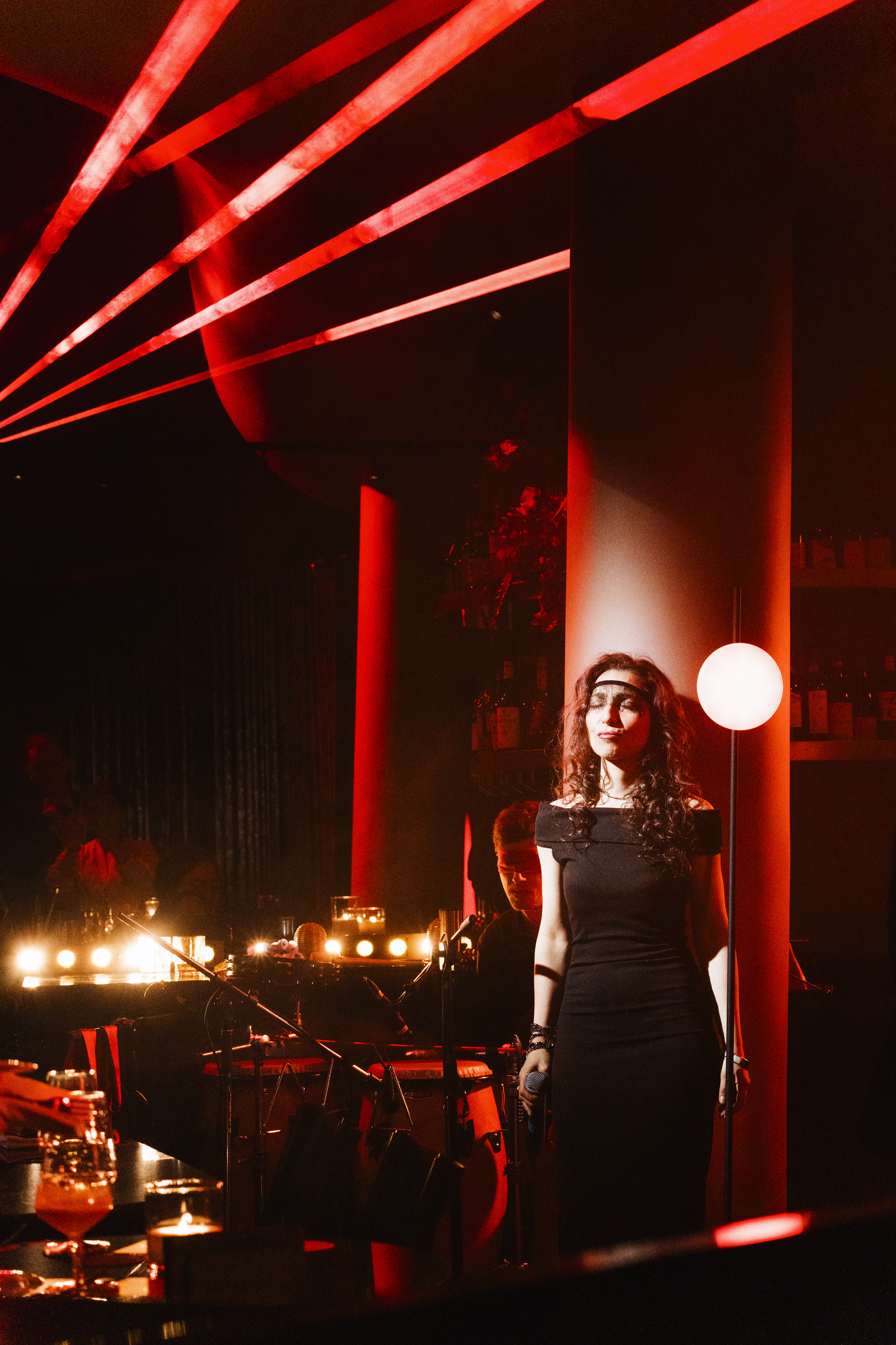 LE RITUAL ROUGE — the mood of the hall