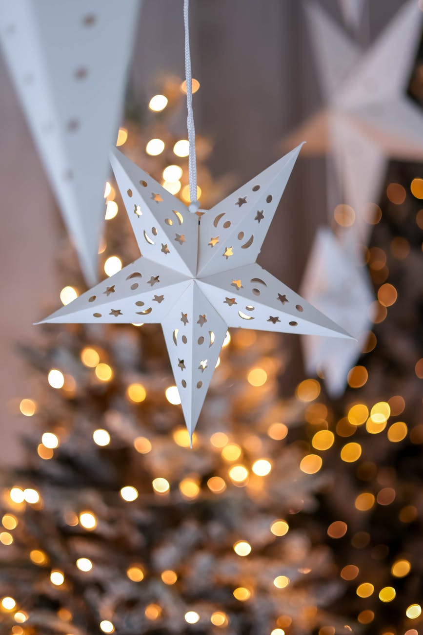 KATIE HOLMES, JENNIFER LAWRENCE och FLER stjärnor rockar SVARTA MIDI-KJOLAR i höst – så gör du!