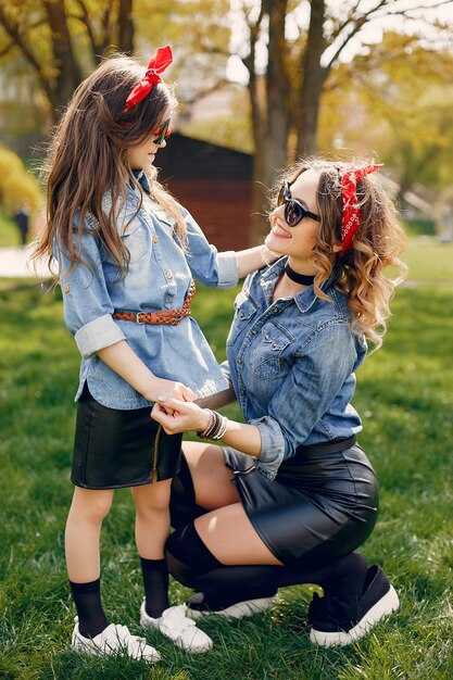 Exclusive - Kim Cattrall and Leslie Bibb Deliver the Laughs in About My Father