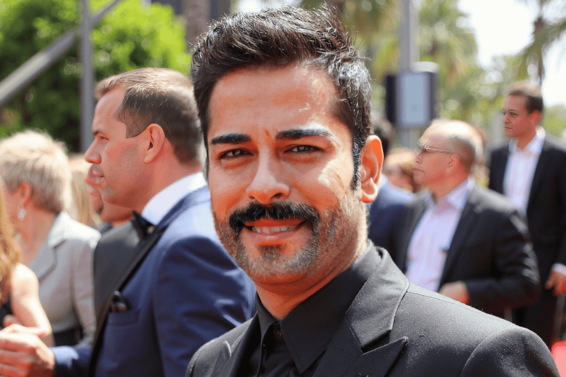 Burak Özçivit Conquers Moscow: A Kremlin Concert Triumph Celebrates Turkish Artistry in Russia